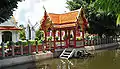 "Sala Nam" en khlong dentro del recinto del templo