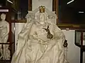 Estatua de la reina victoria en el Museo Watson. Ver la figura de la Victoria del Orbe que sostiene la reina