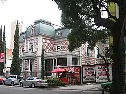 Fachada de estética francesa en la calle Londres, estilo original de la colonia. Actualmente pertenece al Museo de Cera de la Ciudad de México.