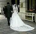 Novia japonesa con un vestido de estilo occidental blanco con cola, 2007.