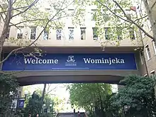 El cartel del edificio dice Bienvenido - Wominjeka