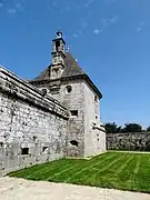 Torre de esquina bien conservada