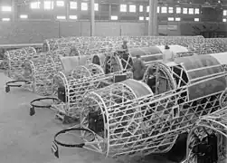 Vickers Wellington en construcción. Es visible su peculiar estructura geodésica.