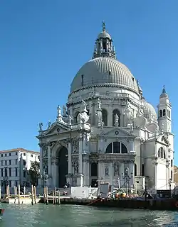 Tambor octogonal de la cúpula de la basílica de Santa Maria della Salute en Venecia