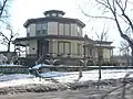 Vivienda severamente lisa, paredes de piedra caliza acabadas con revoco de cemento. Las características son típicas de la influencia de Fowler: terraza panorámica, techo plano y linterna central. Casa Norrish, Hastings, Minnesota (construida entre 1857 y 1858).