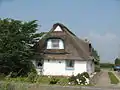 Casa con teito en Westerdeichstrich; se puede observar la ventana del abuhardillado.  La casa está restaurada para uso moderno.