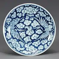Plato de porcelana con diseño de nube y grulla
