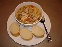 Caldo de pollo con pan