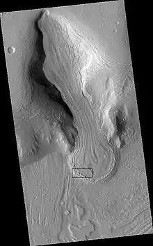 Glaciar visto por HiRISE bajo el programa HiWish. El área en rectángulo se amplía en la siguiente foto. Zona de acumulación de nieve en la cima. El glaciar se mueve valle abajo y luego se extiende por la llanura. La evidencia de flujo proviene de las muchas líneas en la superficie. La ubicación está en Protonilus Mensae en el cuadrilátero Ismenius Lacus