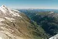 La cima del Großes Wiesbachhorn está a más de 2,400 metros sobre el valle del Fuscher Ache