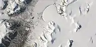 Glaciar con extensión tipo pie de elefante del lago Romer en el Ártico de la Tierra, visto por el satelite Landsat 8. Esta imagen muestra varios glaciares que tienen el mismo formate que muchas características de Marte que se cree que también son glaciares