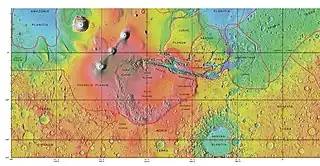 Mapa MOLA que muestra los límites de Daedalia Planum y otras regiones. Los colores muestran elevaciones.