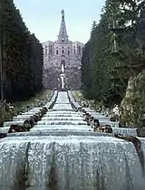 Estatua de Hércules y cascada en el parque del palacio