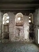 Ventana y repisas en el palacio.