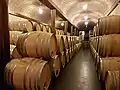 Barricas de vino en la bodega subterránea de Casajús.