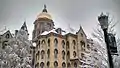 El edificio principal en invierno