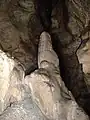 Una gran estalagmita en el ingreso de la Caverna de las Brujas.