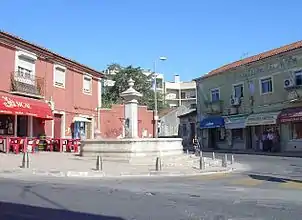 Cacém - Plaza de D. Maria II y fuente de 1849 (31 de julio de 2006)