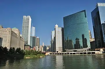 Otra vista del edificio en el contexto del río, mirando hacia el este.