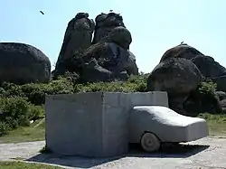 Wolf Vostell, VOAEX, (Viaje de (H)ormigón por la Alta Extremadura), 1976, escultura en Los Barruecos.