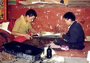 Jóvenes monjes imprimiendo escrituras. Monasterio Sera, 1993.