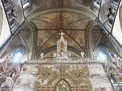 Detrás del altar