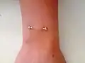 Wrist piercing: la perforación se realiza en la muñeca.