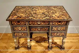Escritorio de Pierre Gole c. 1860, actualmente  en el California Palace of the Legion of Honor.San Francisco, California, EE.UU.