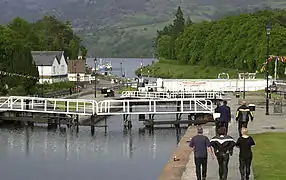 Presas en el Canal de Caledonia en Fort Augustus, Lago Ness detrás.