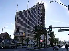 Encore en construcción desde Las Vegas Boulevard.