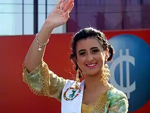 Reina de la colectividad árabe durante el desfile inaugural de la XXXIV Fiesta Nacional del Inmigrante, en Oberá.