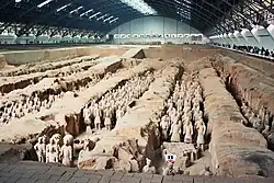 Ejército de terracota (Xian, 210 a. C.). situado en el interior del Mausoleo de Qin Shi Huang, uno de los lugares arqueológicos más espectaculares de China y del mundo, descubierto casualmente en 1974.