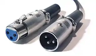 Conectores XLR aéreos, tipo hembra a la izquierda y de tipo macho a la derecha.