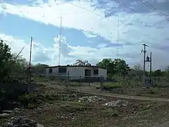 Parque transmisor de la estación de radio XERUY ubicado a un costado del Campus de Ciencias Biológicas y Agropecuarias.