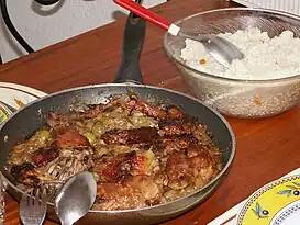 Yassa es un plato popular en toda África occidental que se prepara con pollo o pescado. Se muestra pollo yassa.