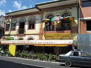 The Yellow Rose of Texas es un prominente restaurante para los turistas de habla inglesa.