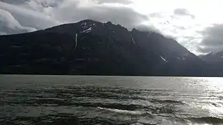 Montañas en el Lago Errázuriz o Acigami en el Parque Nacional Yendegaia.