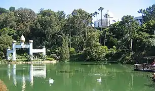 Vista del monumento al recuerdo de Gandhi, con cisnes en el lago.