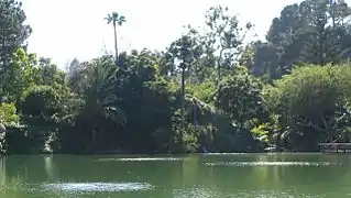 La gran cascada con una estatua de Jesús en la cima.