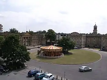 Los dos edificios de la prisión, como se ve desde la Torre de Clifford