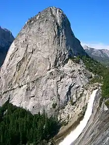 Liberty Cap en el Parque nacional de Yosemite, California, Estados Unidos