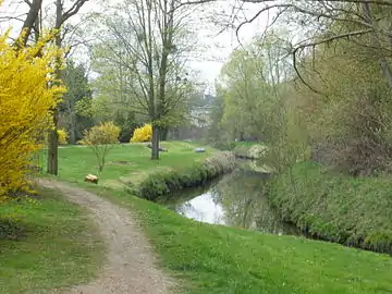 El río Yvette en el campus de Orsay.