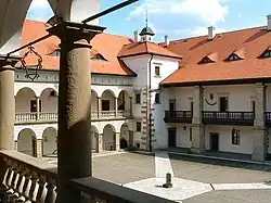 Patio del castillo de Niepołomice (siglo XIV, rec. 1551-1568)