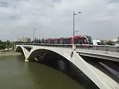 Tranvía atravesando el puente