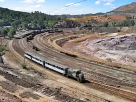 El tren turístico a su paso por la estación de Zarandas-Naya (2007).