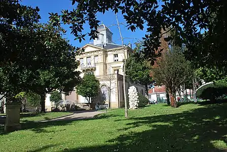 Facahada Sur de Villa Munda y su jardín.