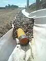 Construcción de un desagüe francés para drenaje de carreteras.