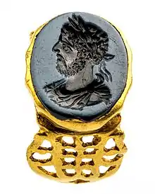 Anillo sello romano de oro con retrato de Cómodo, encontrado en Tongeren (Bélgica), Museo Galorromano de Tongeren