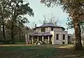 Un ejemplo de construcción de hormigón. Una variación del plano octágono puro, con alas cuadradas que se extienden por cuatro lados. Casa Zelotes Holmes, Laurens, Carolina del Sur (construido en 1859).
