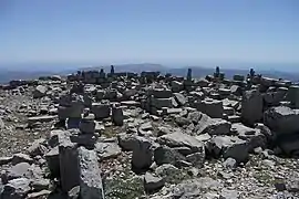 Restos del templo de Zeus en la cima de Attavyros